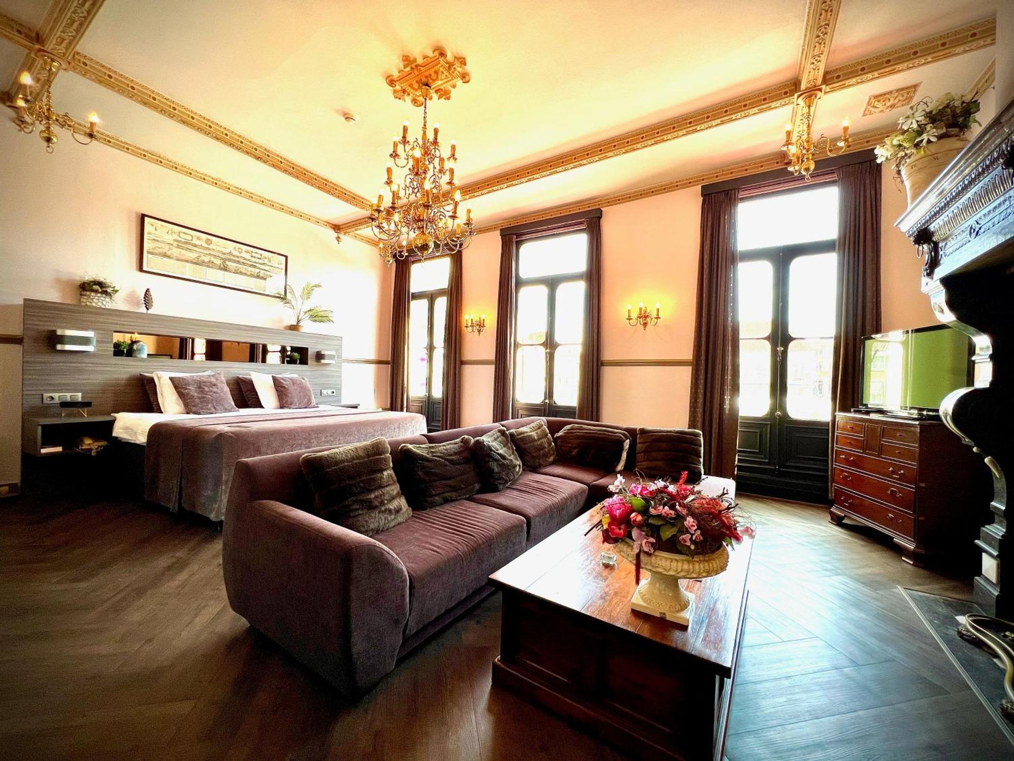 Grand Cafe Hotel De Bourgondier Bergen op Zoom Exterior photo