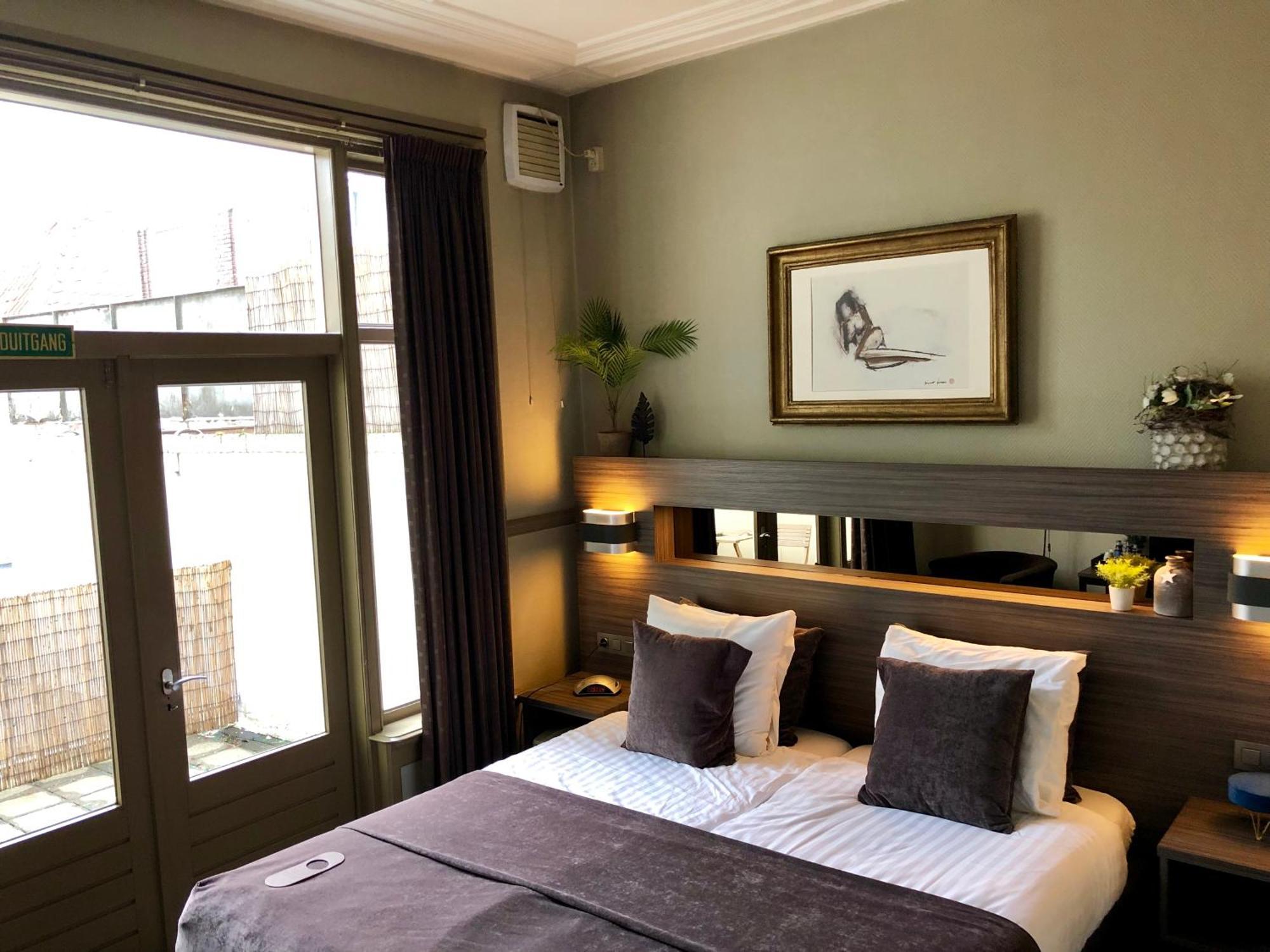Grand Cafe Hotel De Bourgondier Bergen op Zoom Exterior photo