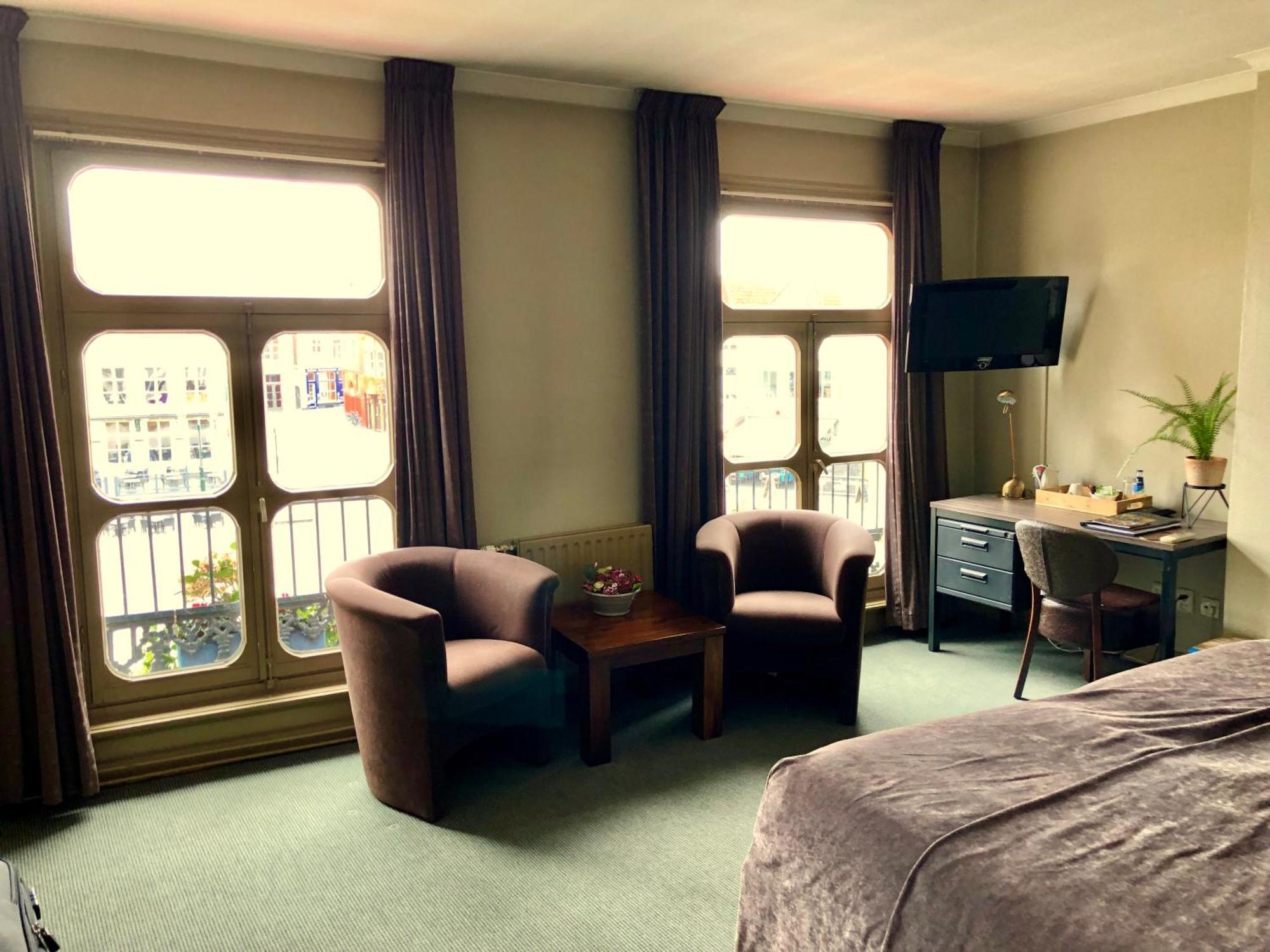 Grand Cafe Hotel De Bourgondier Bergen op Zoom Exterior photo