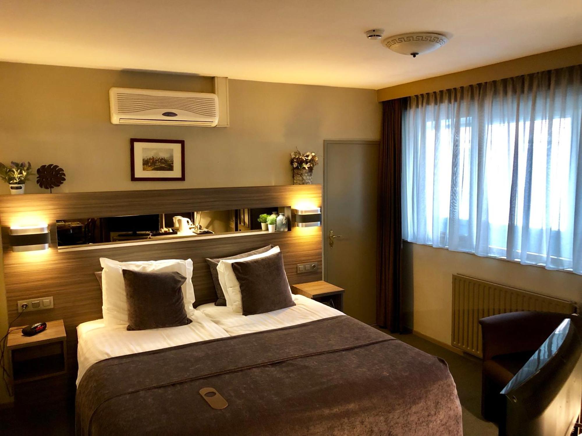 Grand Cafe Hotel De Bourgondier Bergen op Zoom Exterior photo